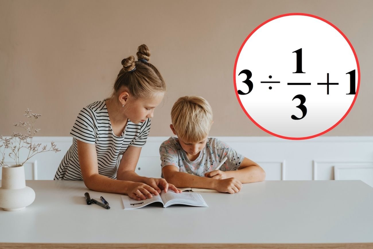 Dzieci próbują rozwiązać łamigłówkę matematyczną.