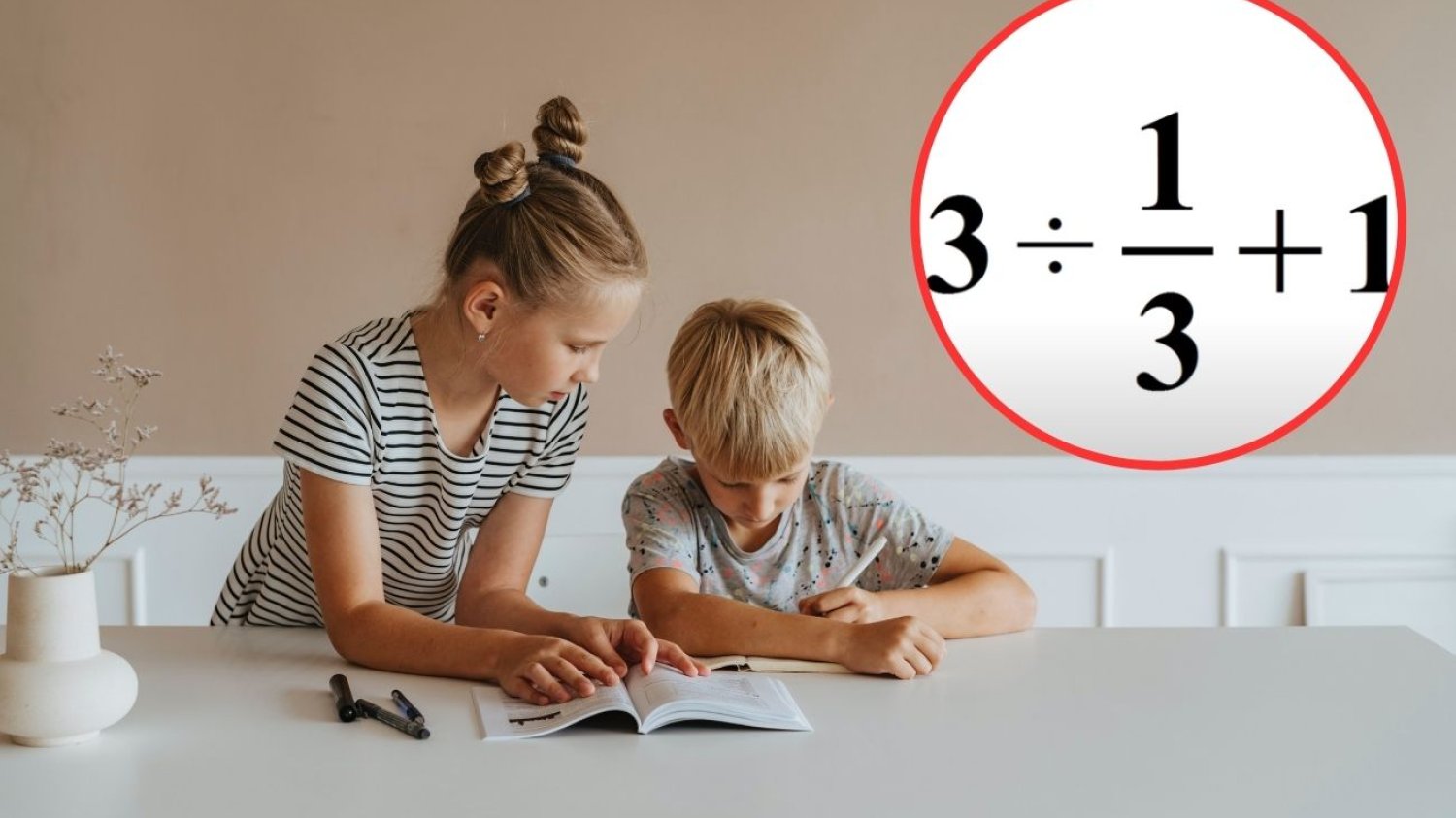 Dzieci próbują rozwiązać łamigłówkę matematyczną.