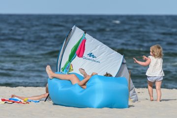 Mała dziewczynka bawiąca się na plaży.