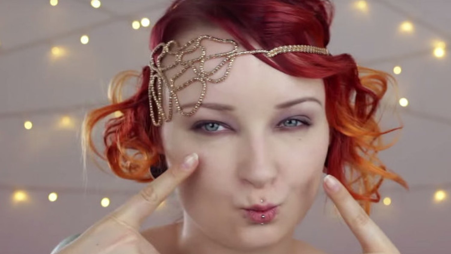 Fot. Screen z Youtube / [url=https://www.youtube.com/watch?v=qVgIpAi3H-k]Red Lipstick Monster[/url]