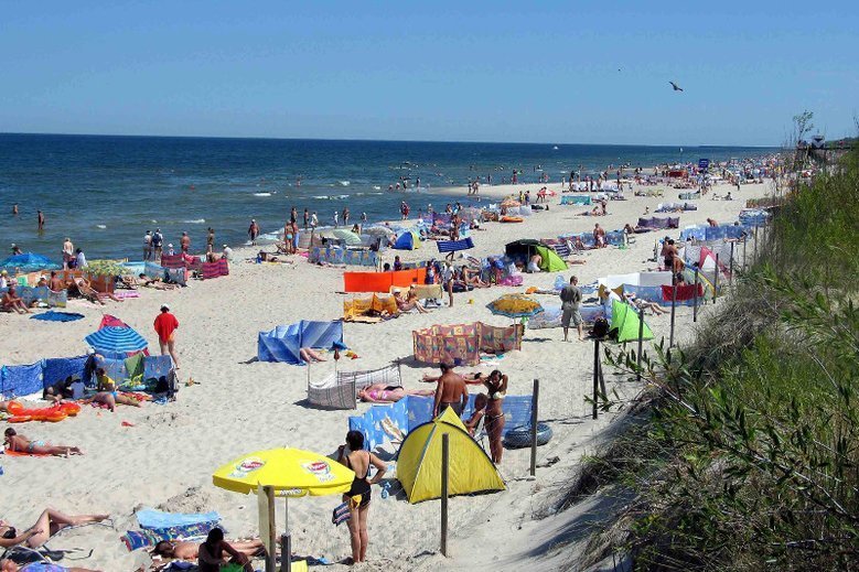 Parasole plażowe porwane przez wiatr to ogromne zgagrożenie