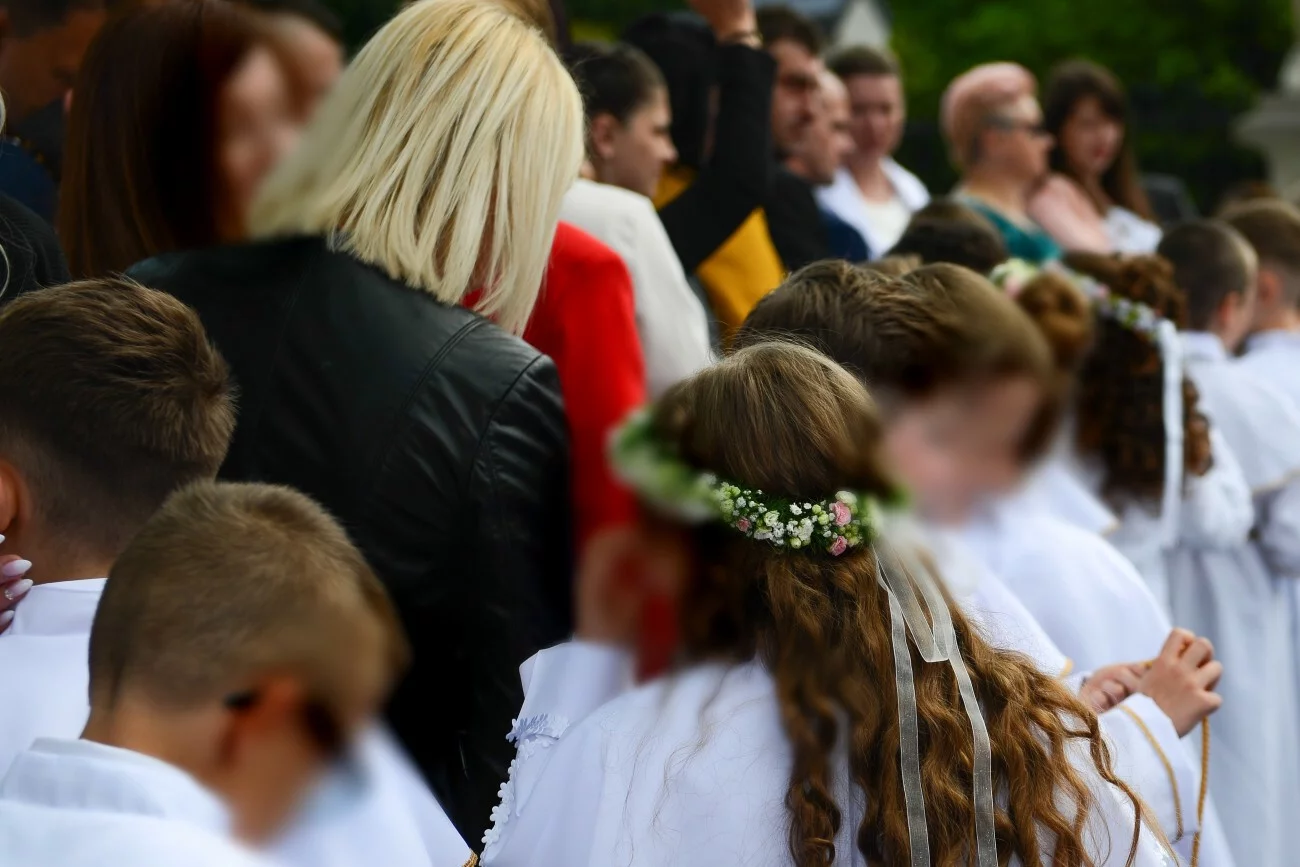 Dzieci przystępujące do komunii, które otrzymają od rodziny prezenty.