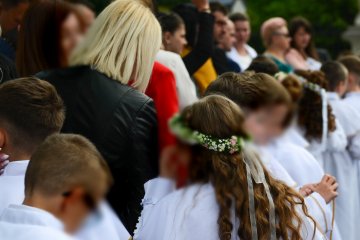 Dzieci przystępujące do komunii, które otrzymają od rodziny prezenty.