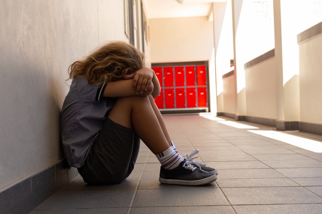 Dziecko nie ma przyjaciół i czuje się samotne? Pokaż mu eksperyment ze szklanką ryżu