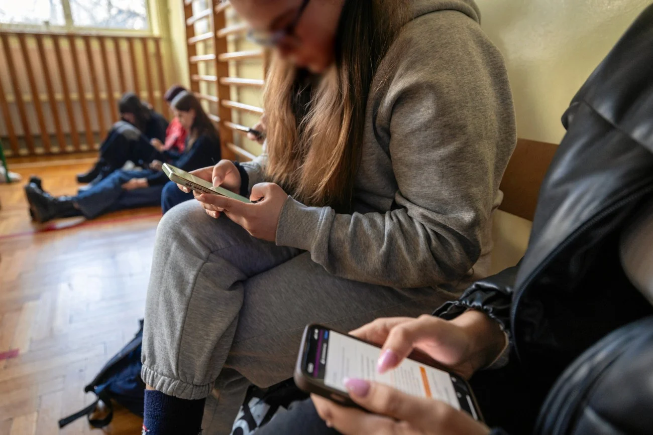 nastolatki ze smartfonami w szkole