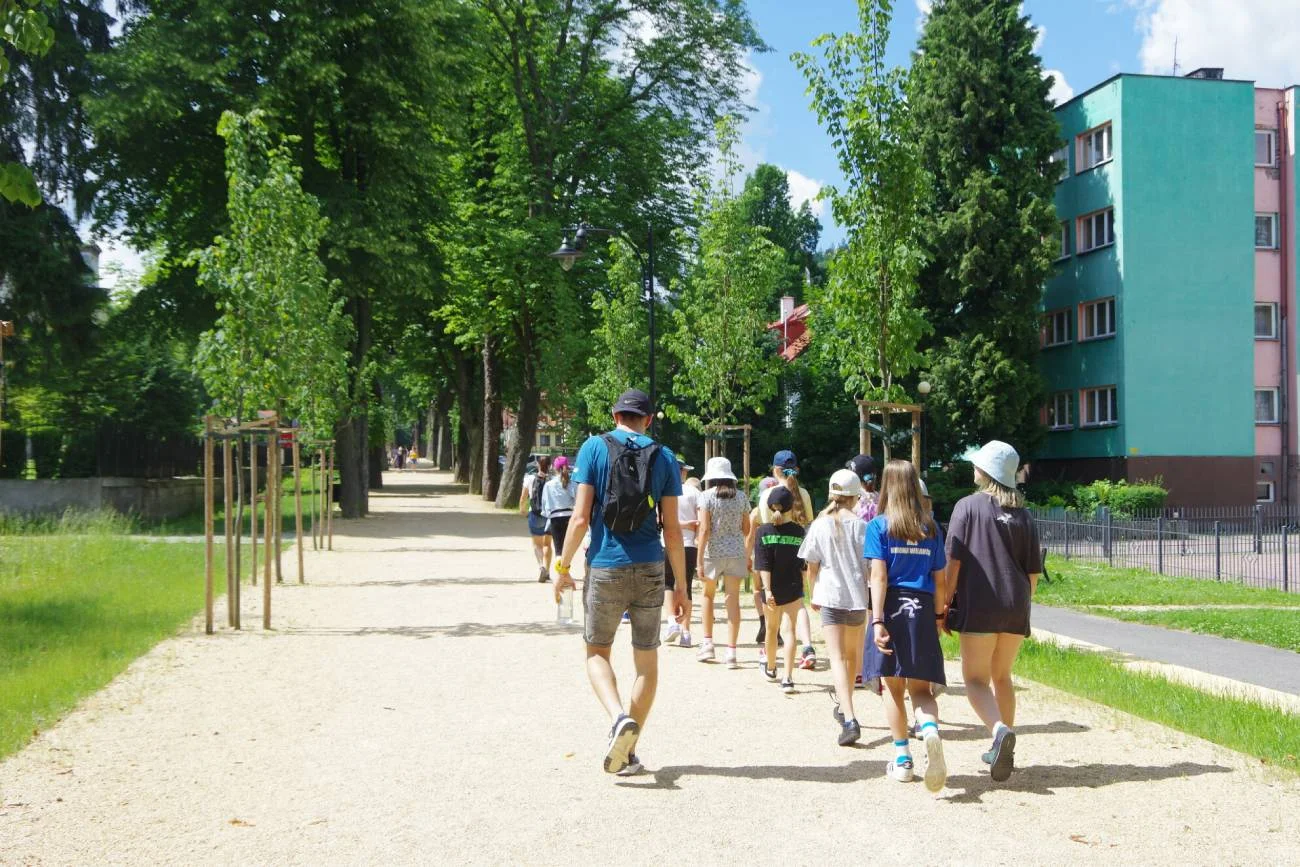 Grupa nastolatków na spacerze podczas kolonii.