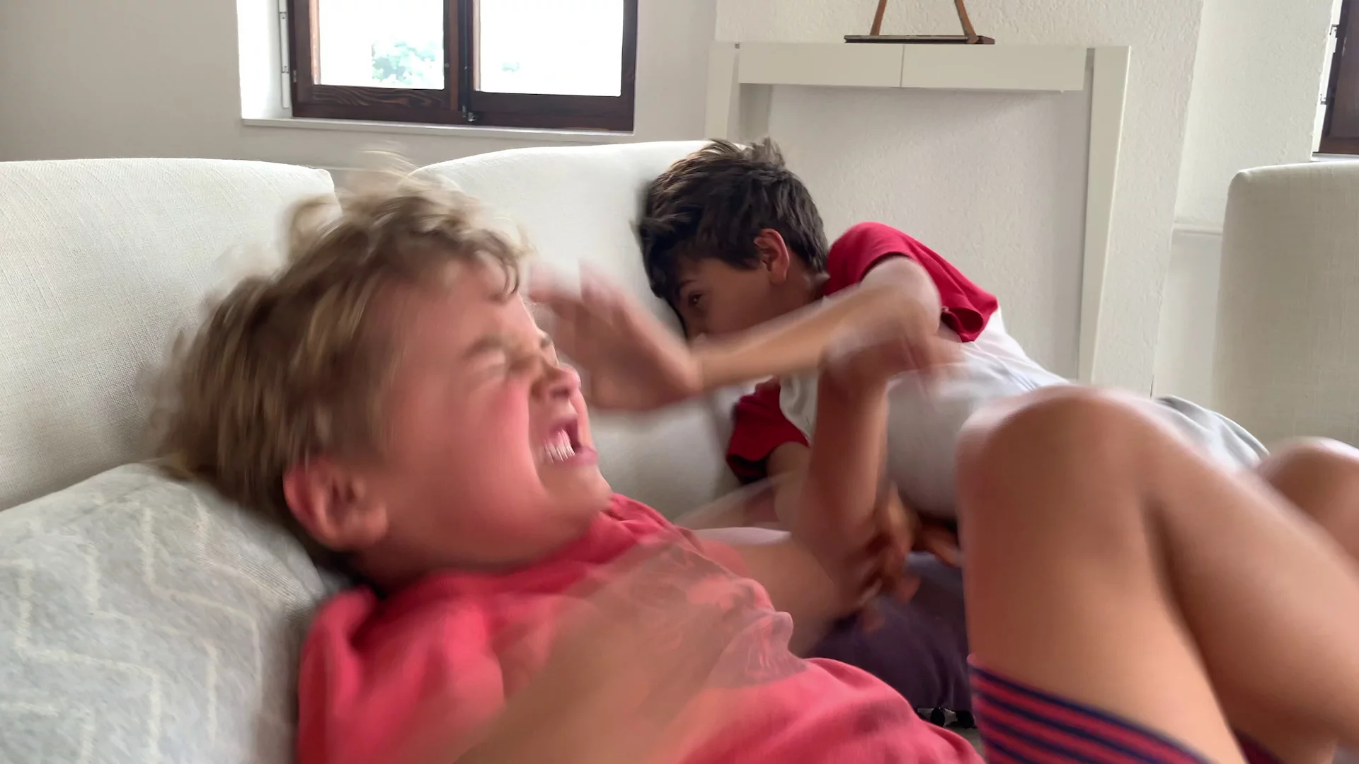 rodzeństwo podczas przepychanki rodzeństwo podczas przepychanki