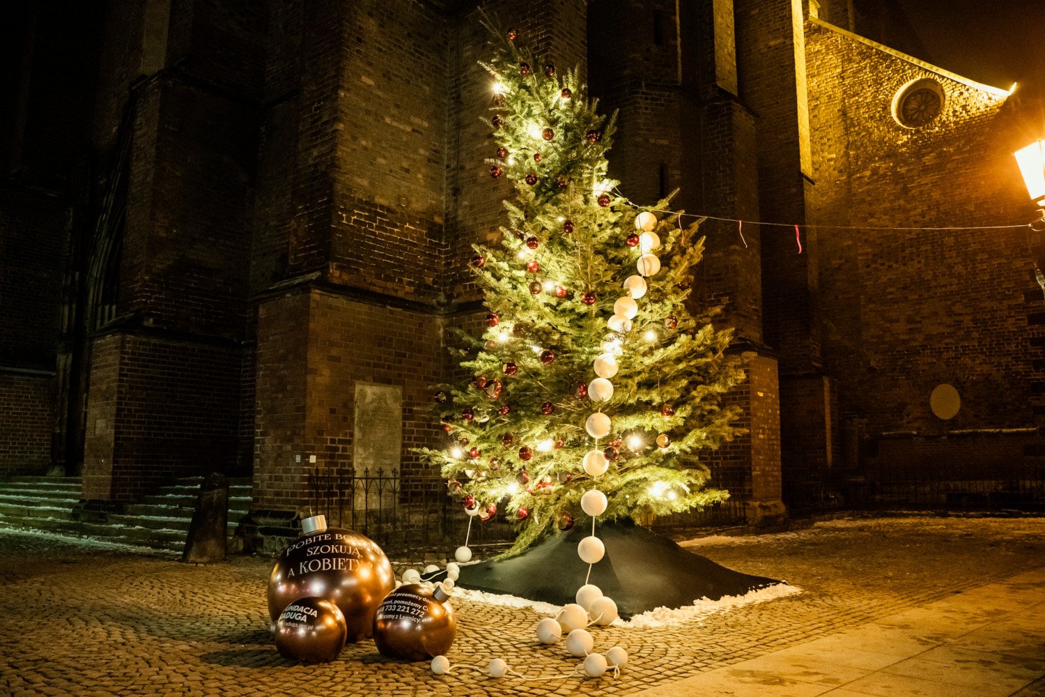 Choinka w Legnicy zwraca uwagę na problem przemocy domowej. Mocna kampania