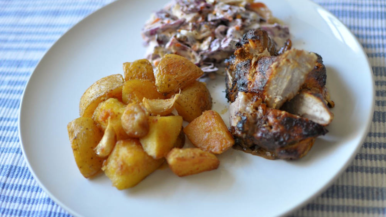 Pieczone żeberka, ziemniaki z patelni i surówka coleslaw