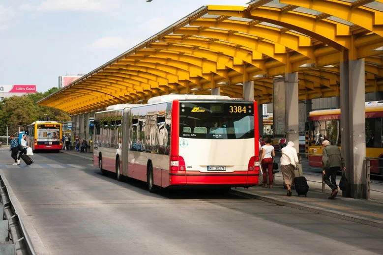 Kierowca autobusu niemal przyciął drzwiami małe dziecko.