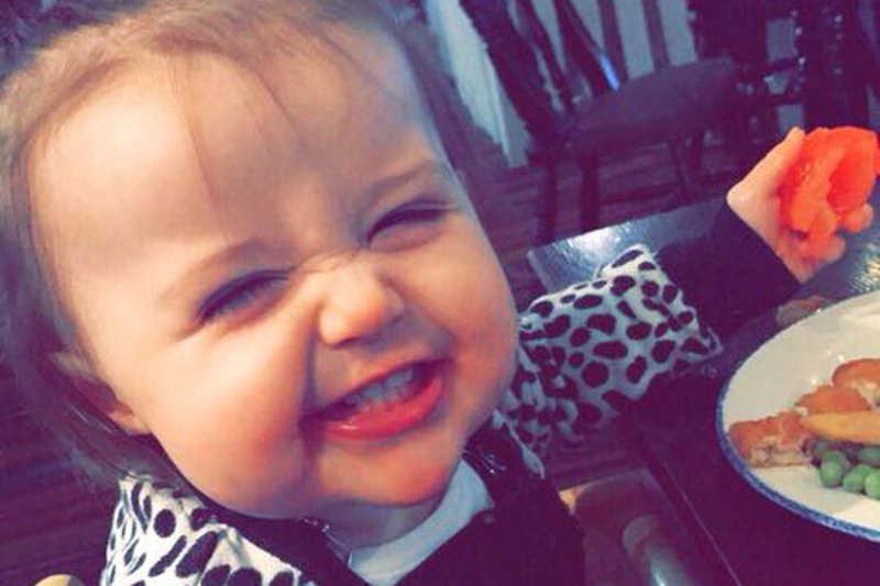 Dlaczego nie należy wkładać do łóżeczka dziecka żadnych przedmiotów?