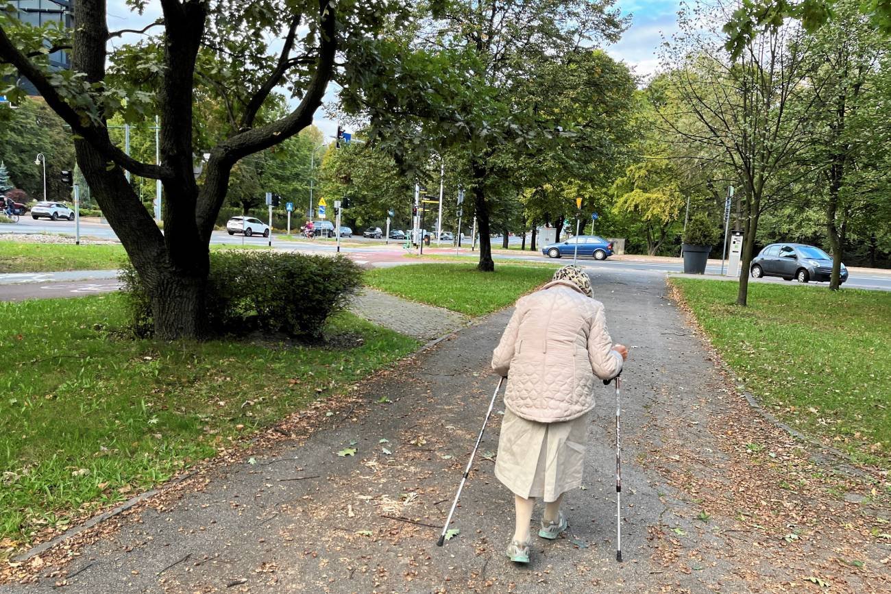 Starsza pani spojrzała z nienawiścią i powiedziała z pogardą jedno słowo: "Fabryka"