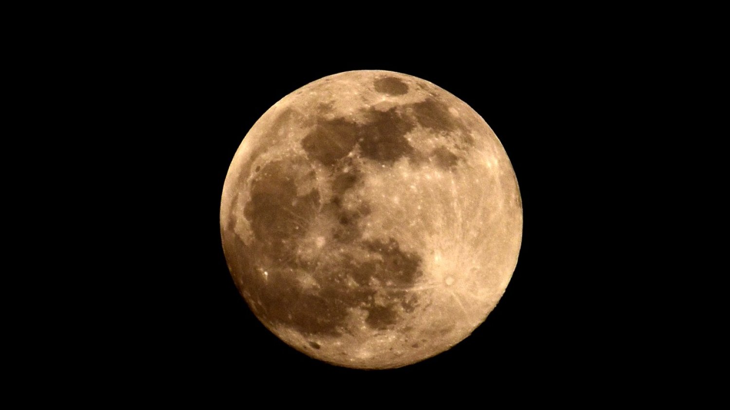 Śnieżny Księżyc to gratka dla amatorów astronomii