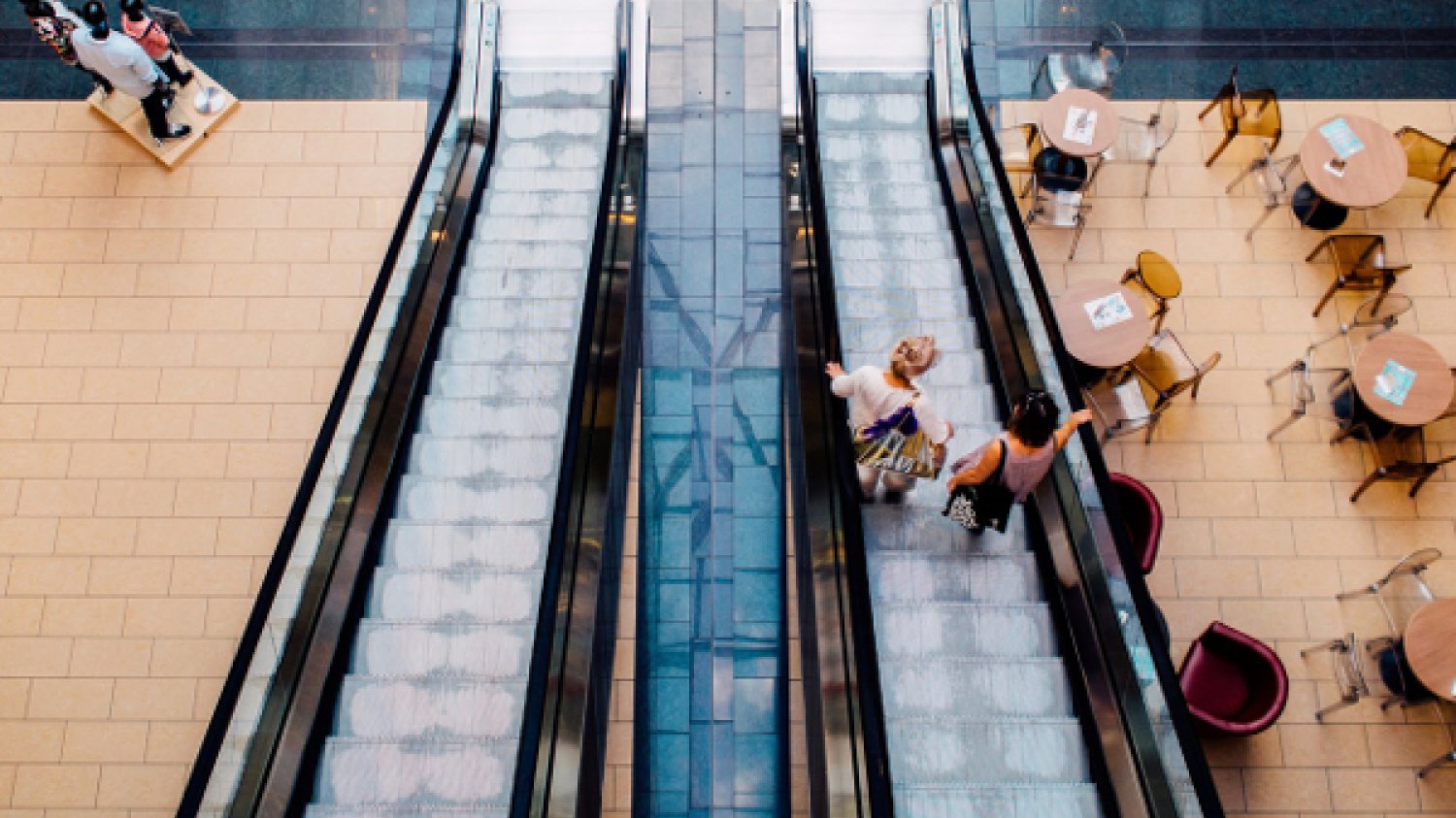 Fot. Pexels / [url=https://www.pexels.com/photo/stairs-people-mall-escalator-8430/]stock.tookapic.com[/url]/[url=https://www.pexels.com/photo-license/]CC0 License[/url]