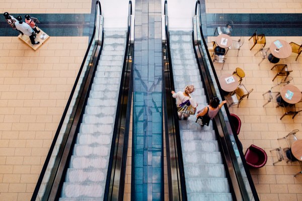 Fot. Pexels / [url=https://www.pexels.com/photo/stairs-people-mall-escalator-8430/]stock.tookapic.com[/url]/[url=https://www.pexels.com/photo-license/]CC0 License[/url]