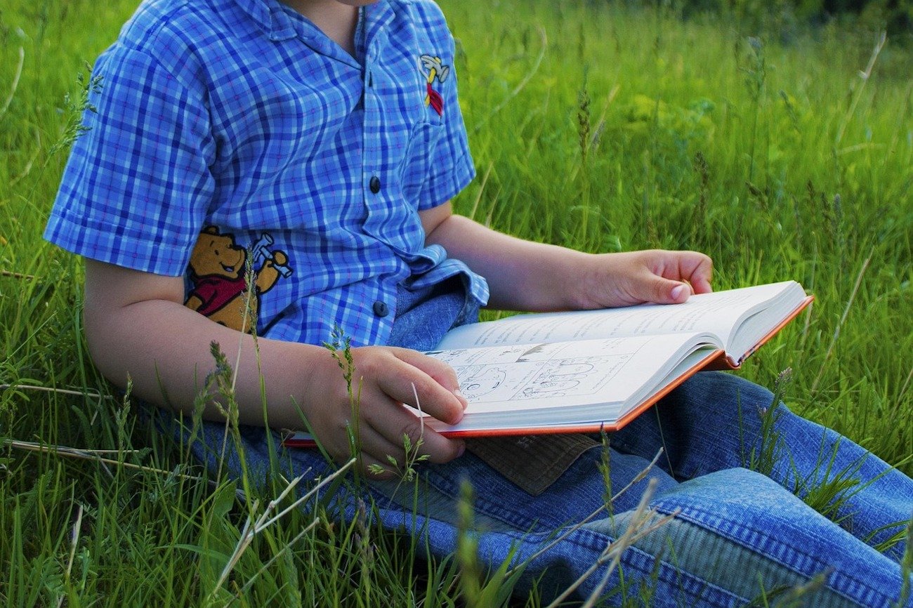 Syn chciał wypożyczyć książkę o dinozaurach. Matka go powstrzymała – powód zaskakuje i niepokoi