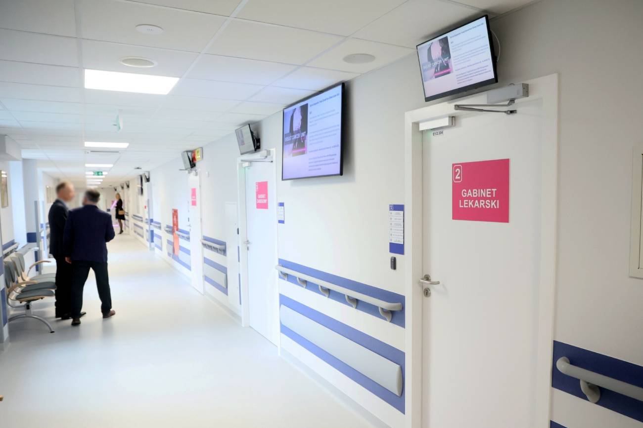 W zdjęciu ze szpitalnego korytarza niektórzy nie widzą nic złego. Tym nawykiem szkodzimy dzieciom