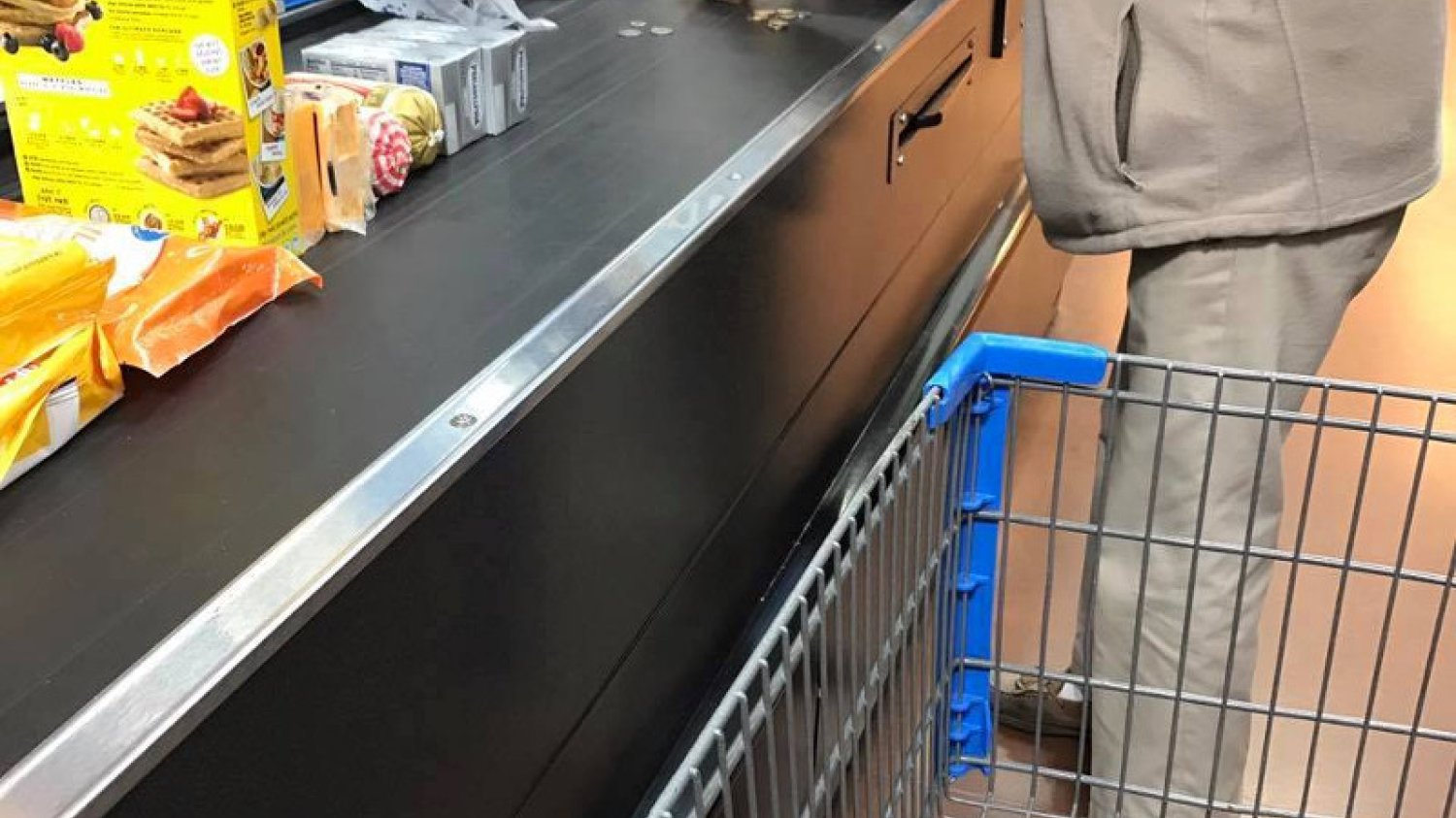 Osoby starsze zawadzają młodym. Ekspedientka w sklepie wykazała się empatią i cierpliwością wobec starszego pana.