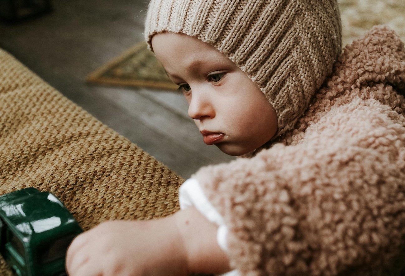 Psychologia rozwoju mówi jasno: dzieci budują obraz siebie poprzez to, jak dorośli reagują na ich działania.