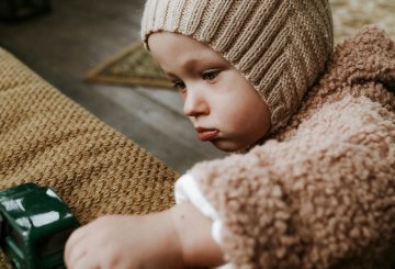 Psychologia rozwoju mówi jasno: dzieci budują obraz siebie poprzez to, jak dorośli reagują na ich działania.
