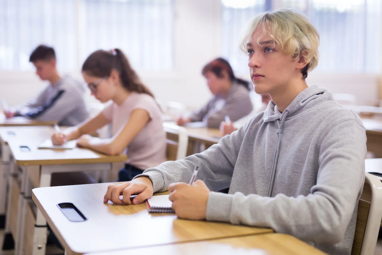 nastoletni uczeń w klasie nastoletni uczeń