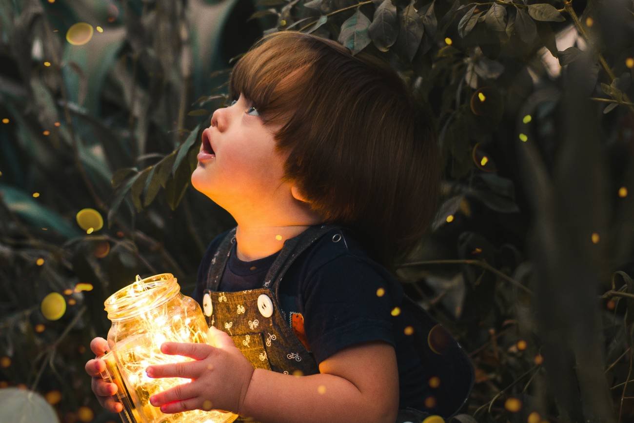 Chłopiec trzymający słoik ze światełkami wygląda jak dziecko indygo: wyjątkowo wrażliwe.