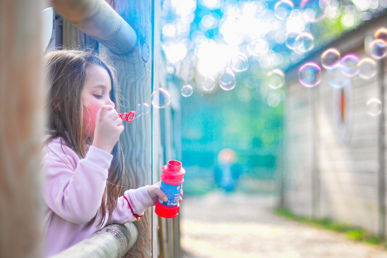 Jak nauczyć małe dziecko puszczać bańki? Mama pokazuje genialny trik