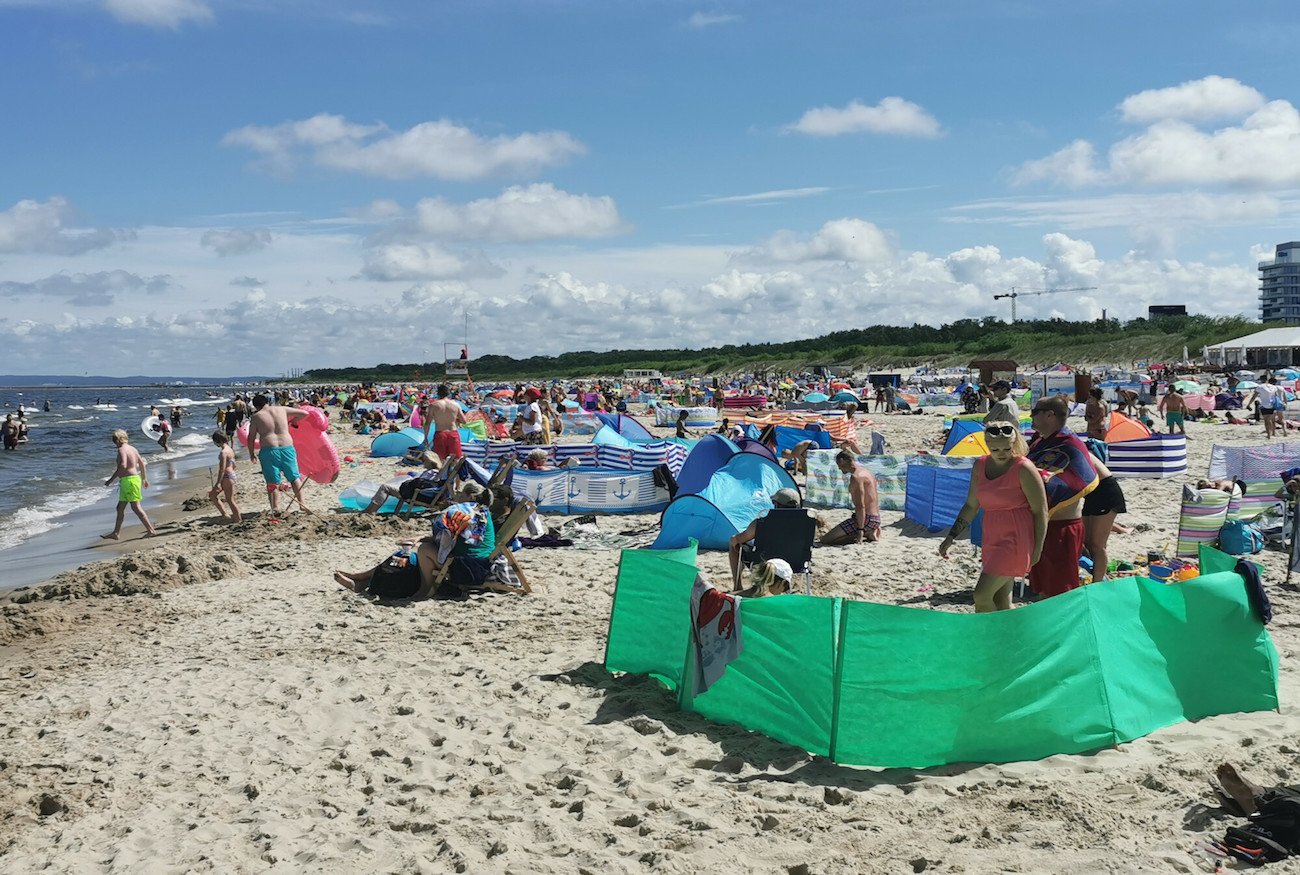 plażowicze wypoczywają nad Bałtykiem w Świnoujściu