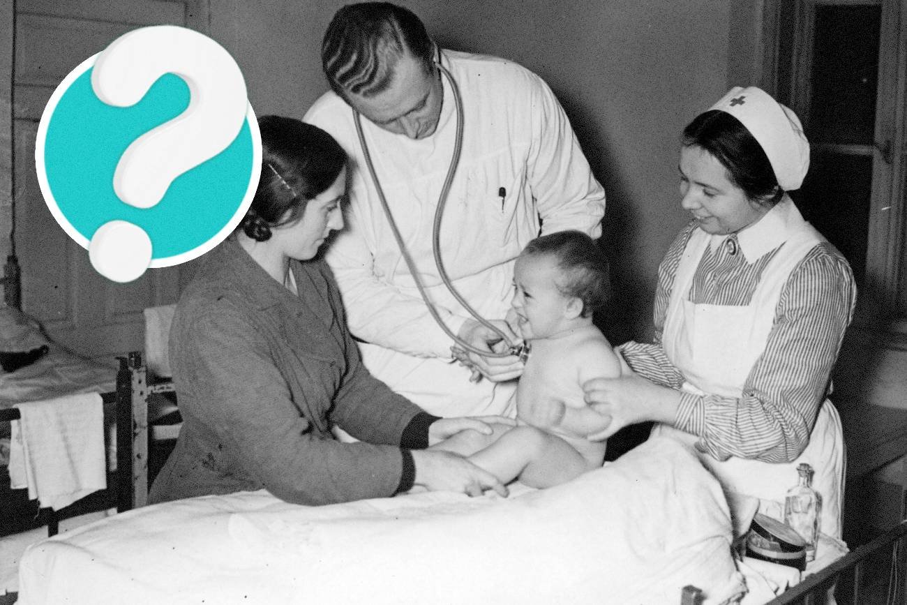 Lekarz i pielęgniarka badają małe dziecko