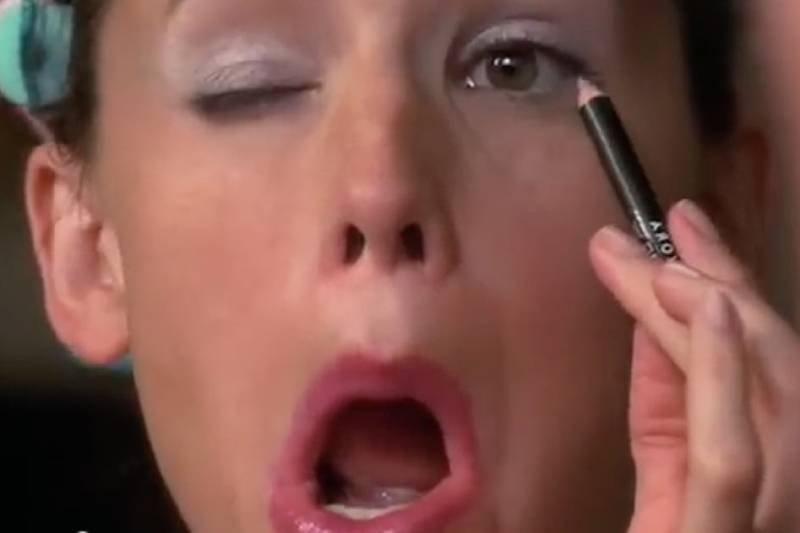 Kobiety są piękne nawet bez makijażu – to nie komplement [FELIETON]