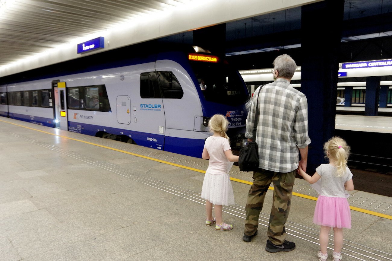 Pozwalasz dziecku na takie zachowanie w podróży? Ekspert: To proszenie się o chorobę