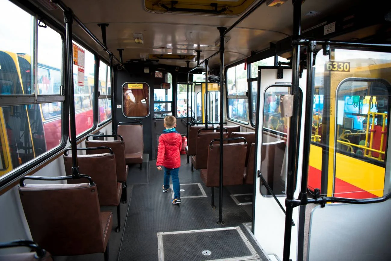 Dziecko chodzi po tramwaju.