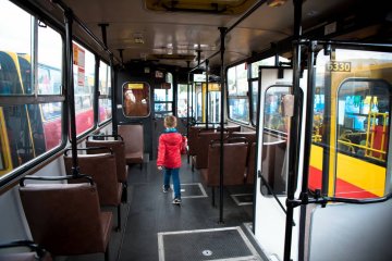 Dziecko chodzi po tramwaju. Dziecko chodzi po tramwaju.