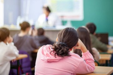 Uczniowie na lekcji chemii słuchają nauczycielki. Uczniowie na lekcji chemii słuchają nauczycielki.