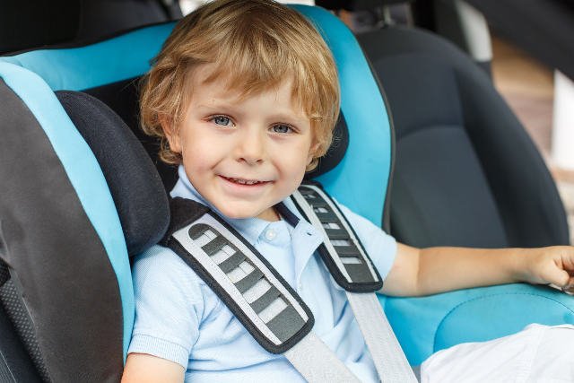 Jeśli zapowiadane zmiany przepisów weszłyby w życie, z fotelików samochodowych nie musiałyby korzystać starsze dzieci.