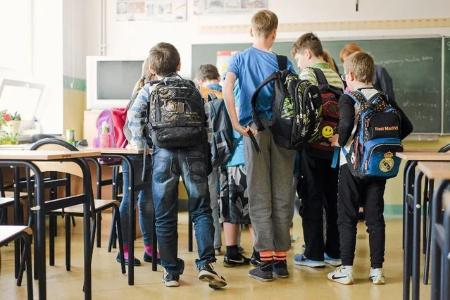 MEN wprowadza zmiany. Od 28 listopada każda szkoła musi zapewnić dzieciom dostęp do szafek