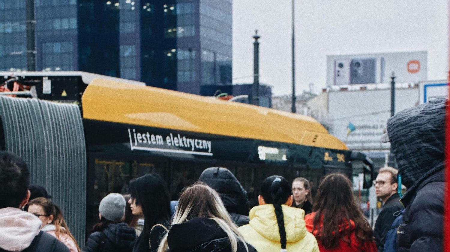 Licealistka zmarła tuż przed maturą. Była reanimowana w autobusie Na zdjęciu ludzi na przystanku autobusowym.
