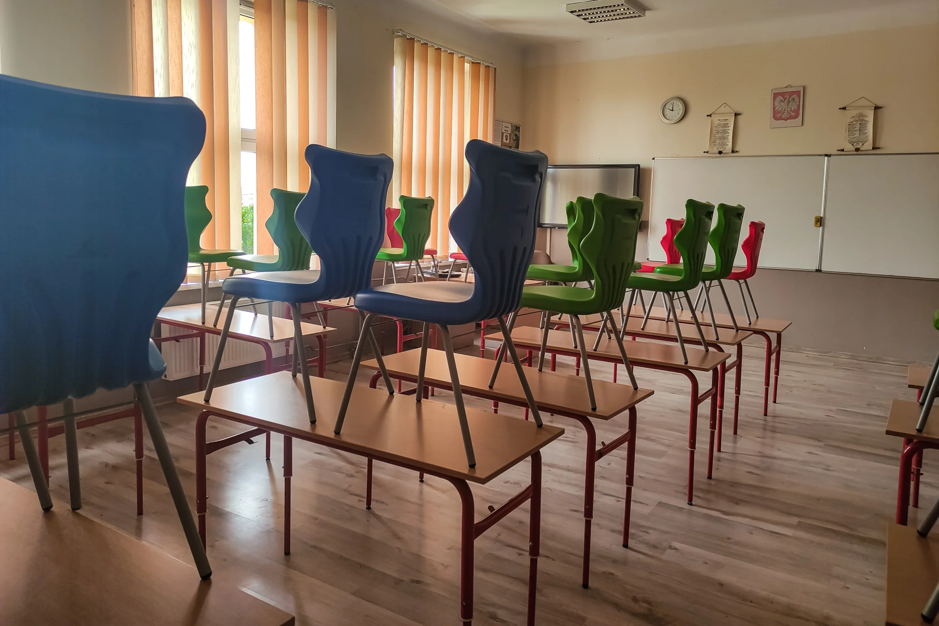 Pusta klasa, szkoła, zdalne nauczanie 2021, zdalna edukacja 2021/2022, nauczanie hybrydowe, czy zamkną szkoły, od kiedy zdalna nauka