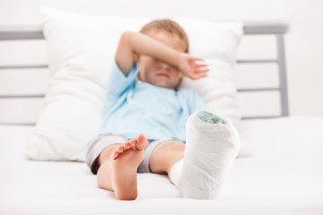 Jak udzielić pierwszej pomocy w sytuacji, gdy dziecko doznało takiego urazu kończyny górnej lub dolnej jak zwichnięcie czy złamanie?