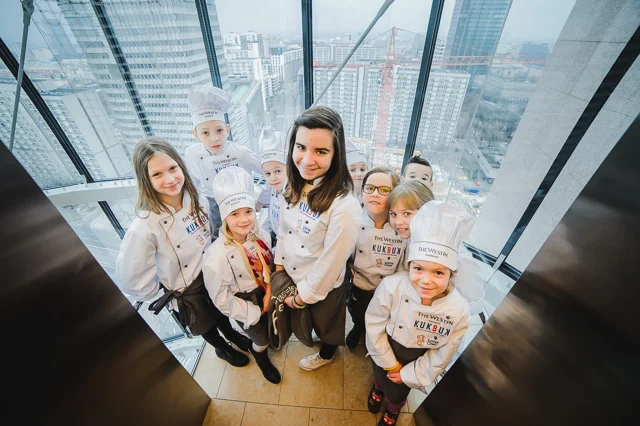 Uczestnicy konkursu Maly Szef Kuchni w drodze do apartamentu prezydenckiego Hotelu Westin.