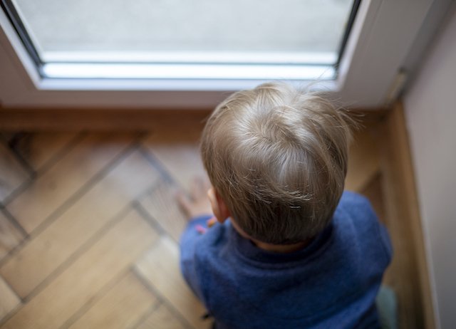 Dzieci, które zostały odebrane przemoc owym rodzicom doświadczały okrucieństw.