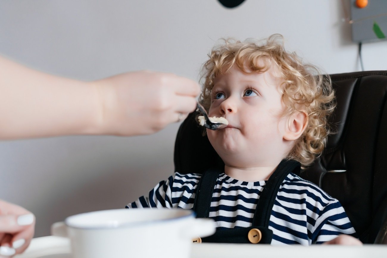 Dziecko jest niejadkiem? Oto 10 zachowań rodzica, które niszczą apetyt dziecka