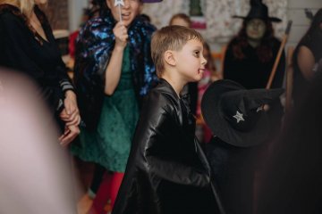 Chłopiec na szkolnej dyskotece z okazji Halloween.