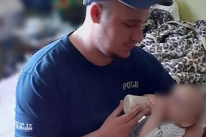 Policjanci nakarmili płaczące niemowlę