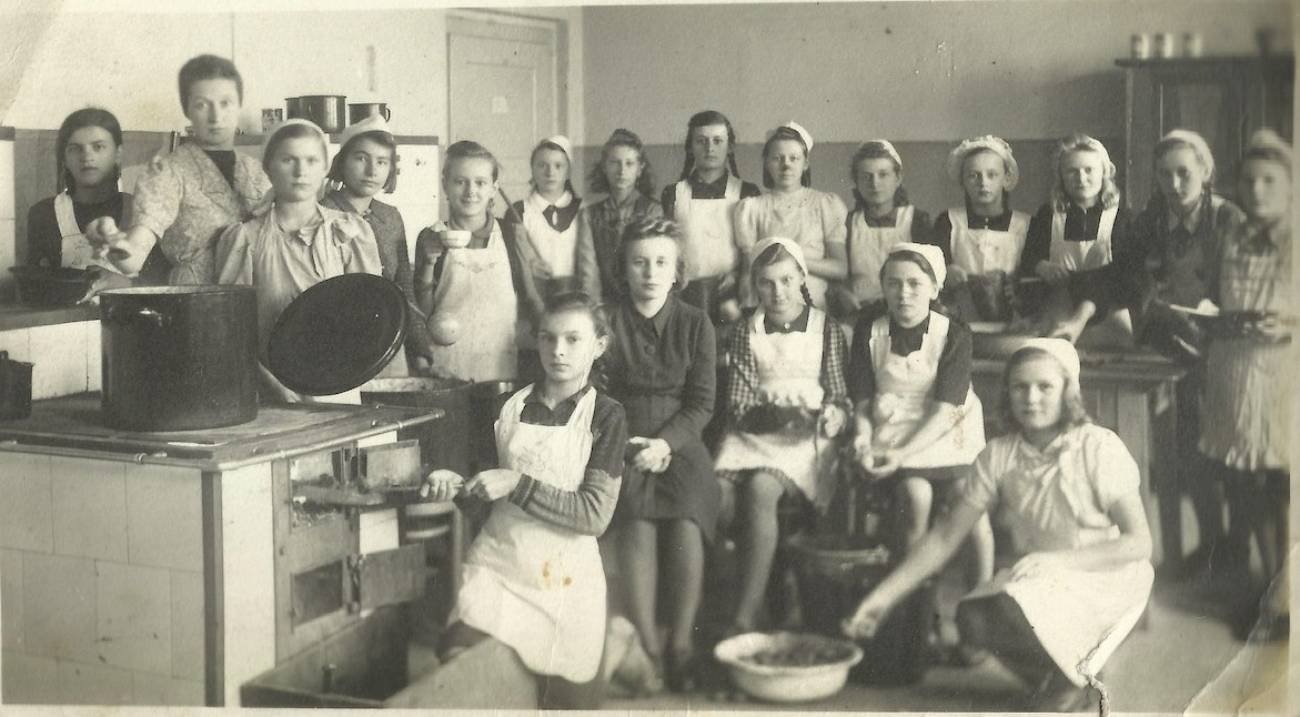 Uczennice w pracowni szkoły w Rybniku-Kamieniu. Lata ok. 1948-1950.