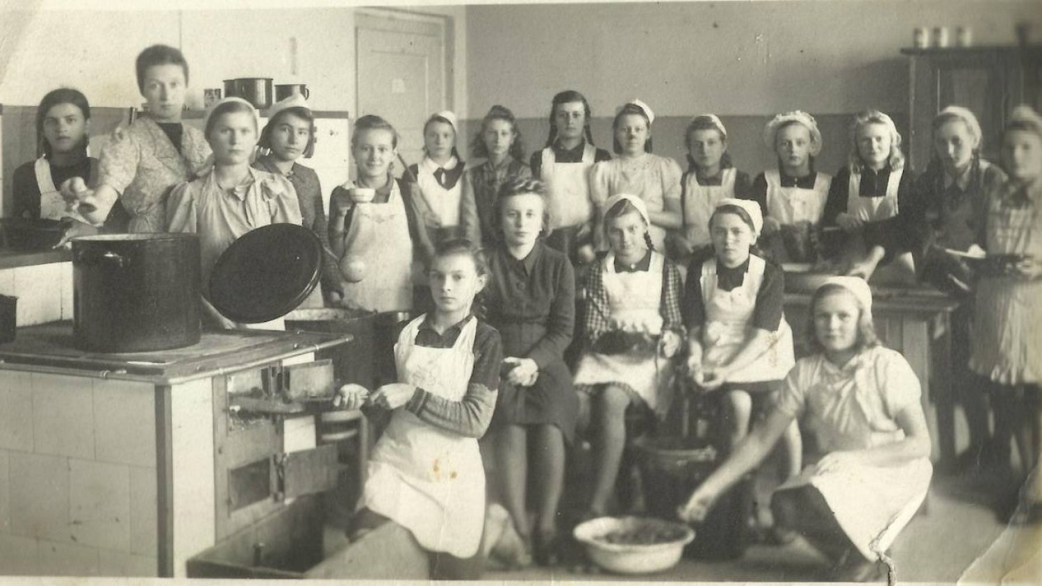 Uczennice w pracowni szkoły w Rybniku-Kamieniu. Lata ok. 1948-1950.