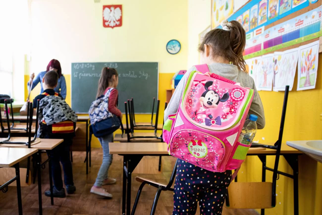 uczniowie wychodzą z klasy po lekcji uczniowie wychodzą z klasy po lekcji