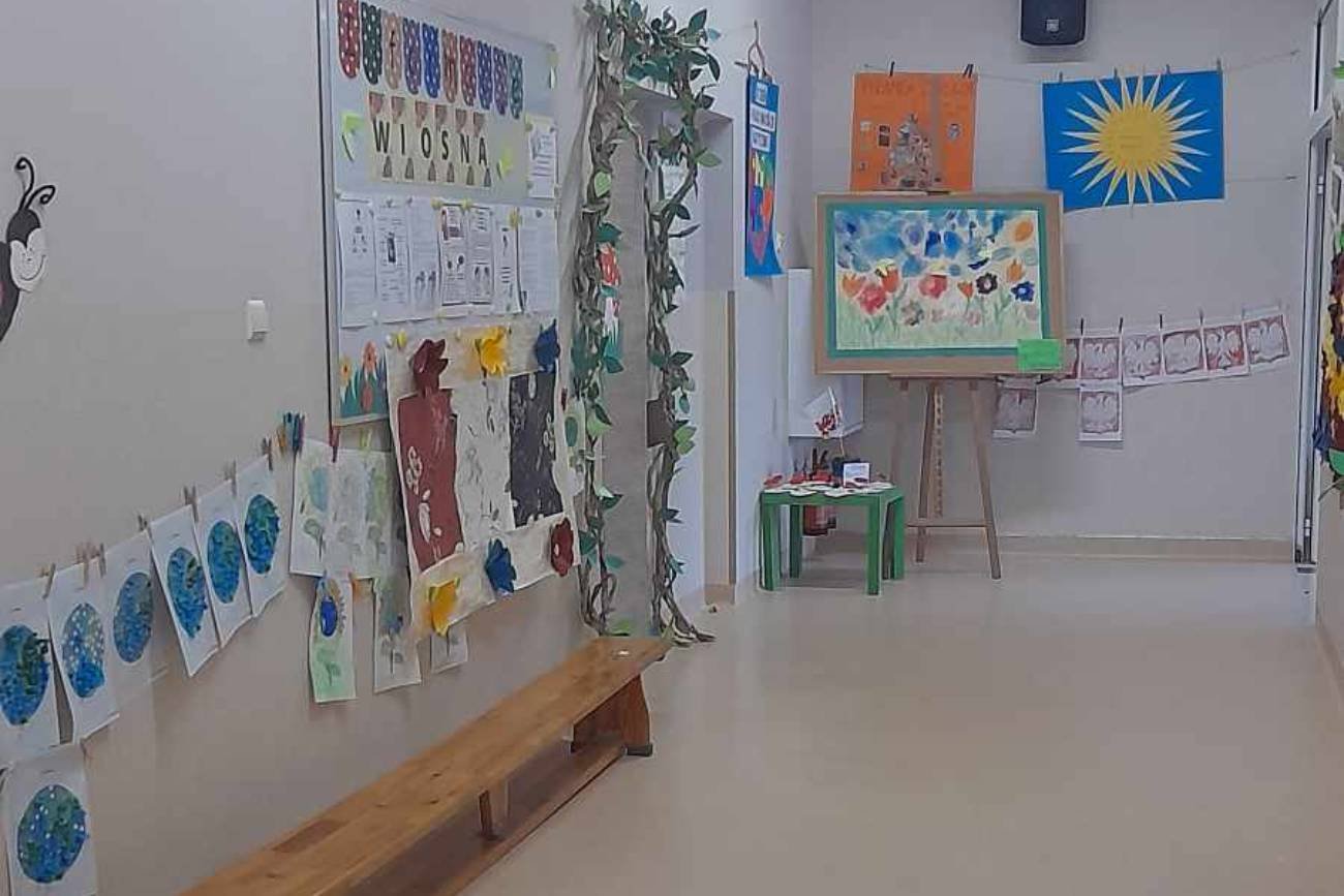 Pusty przedszkolny korytarz.