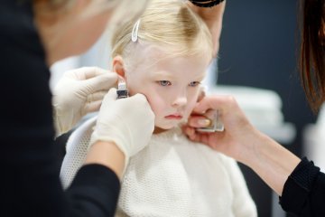 Czy przekłuwanie uszu jest na pewno korzystne dla dzieci?