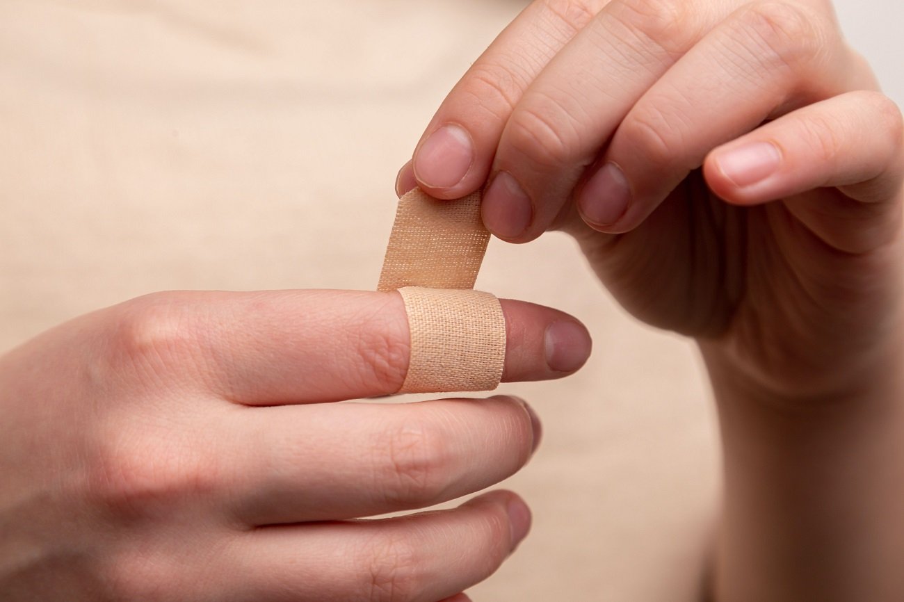 Weź nożyczki i przetnij plaster. Genialny trik mamy sprawi, iż nie zrobisz już inaczej